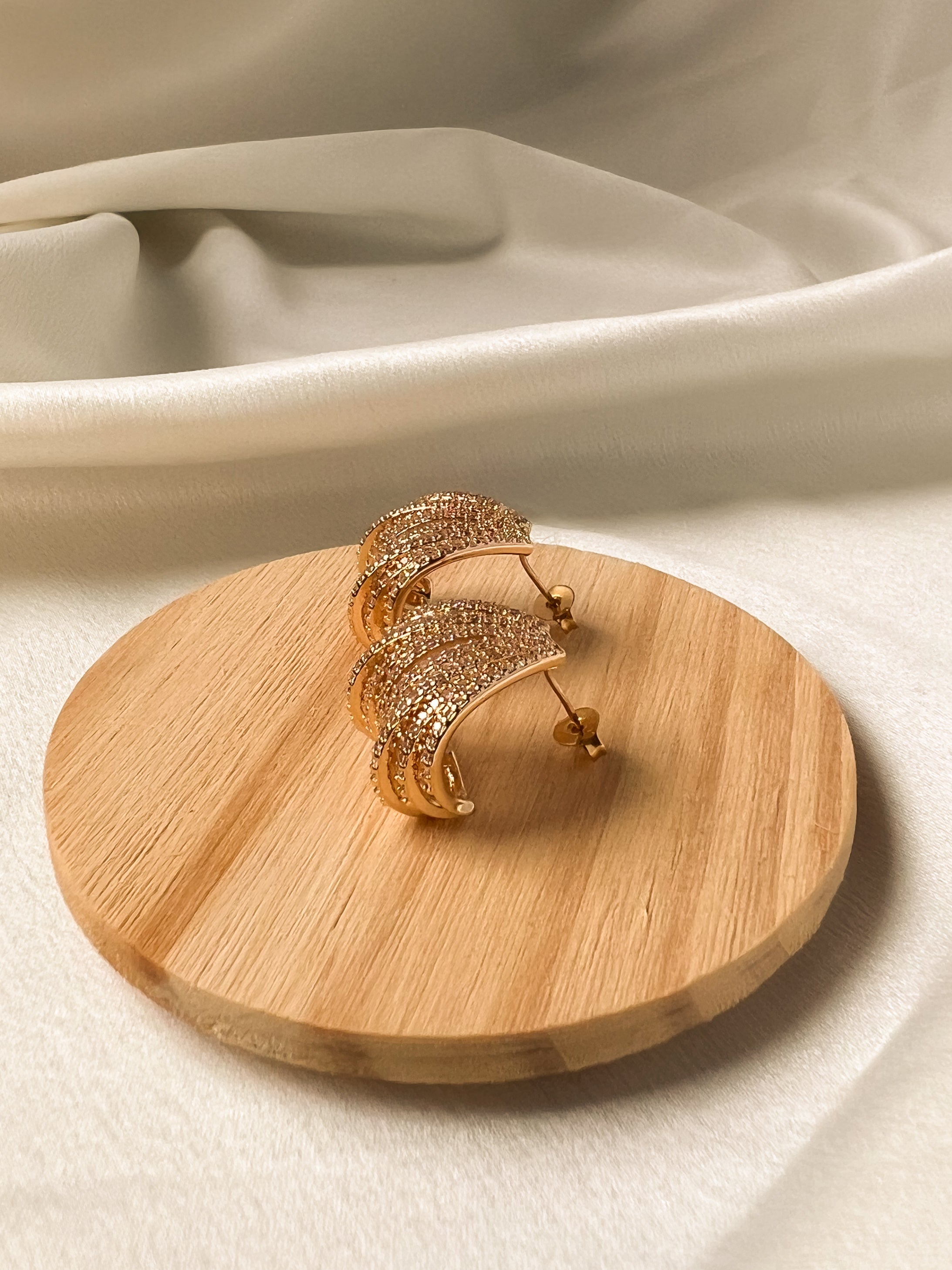 Brinco Ear Cuff Dourado Cravejado com Zircônias