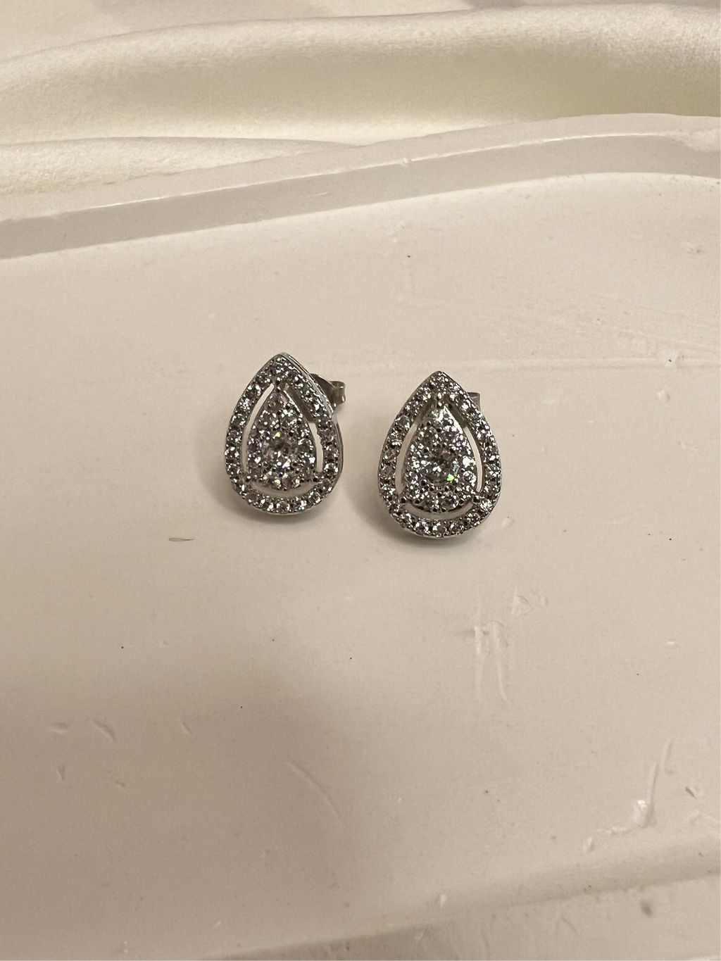 Brinco Gota Cravejado Zircônia M