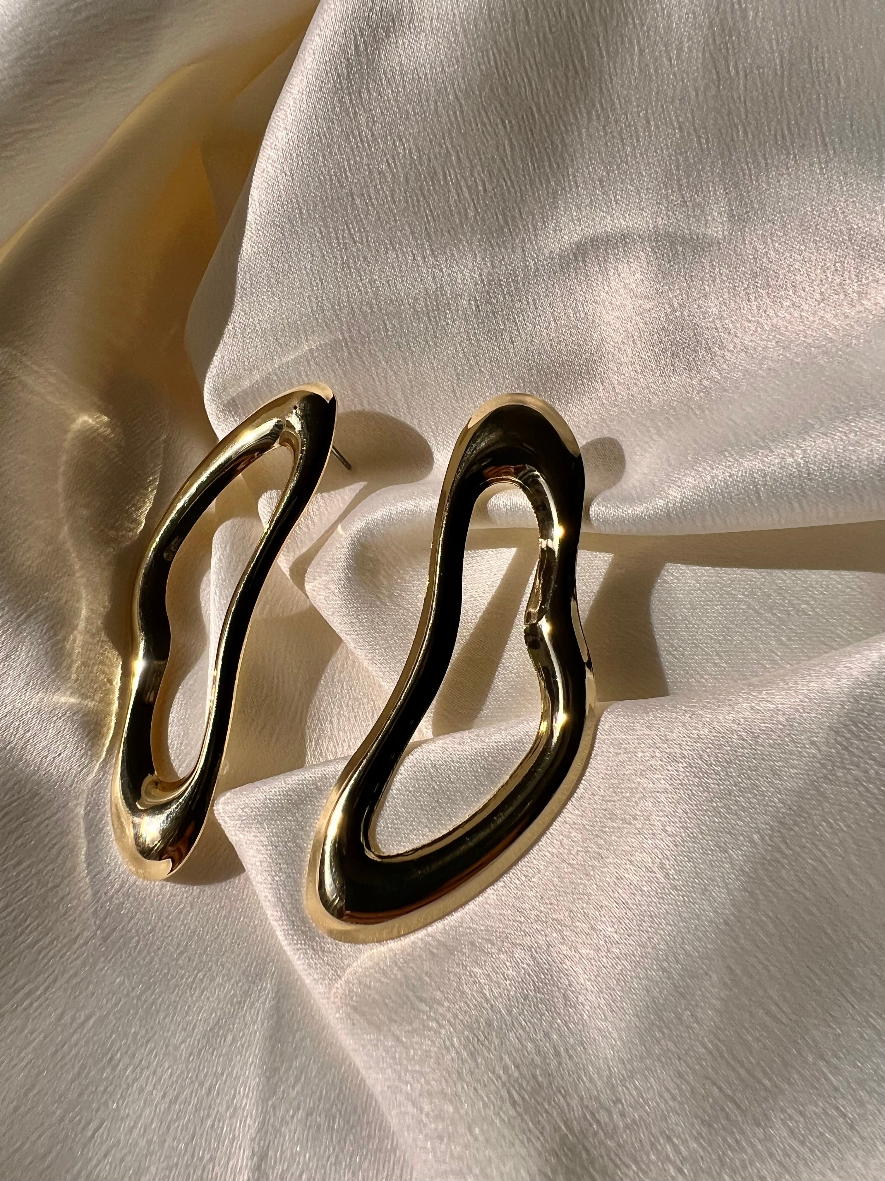 Brinco Orgânico Vazado Dourado