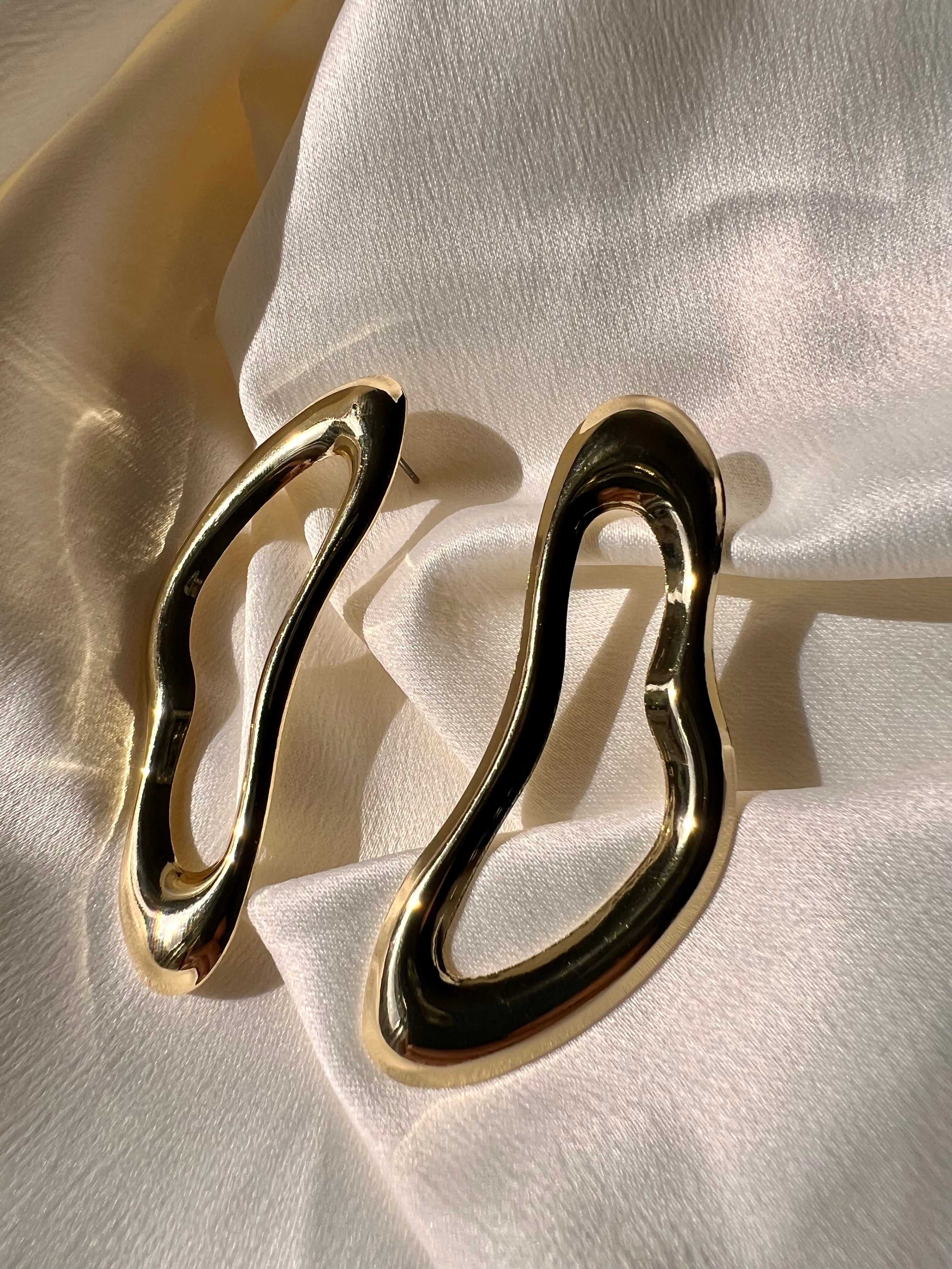 Brinco Orgânico Vazado Dourado