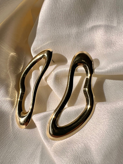 Brinco Orgânico Vazado Dourado