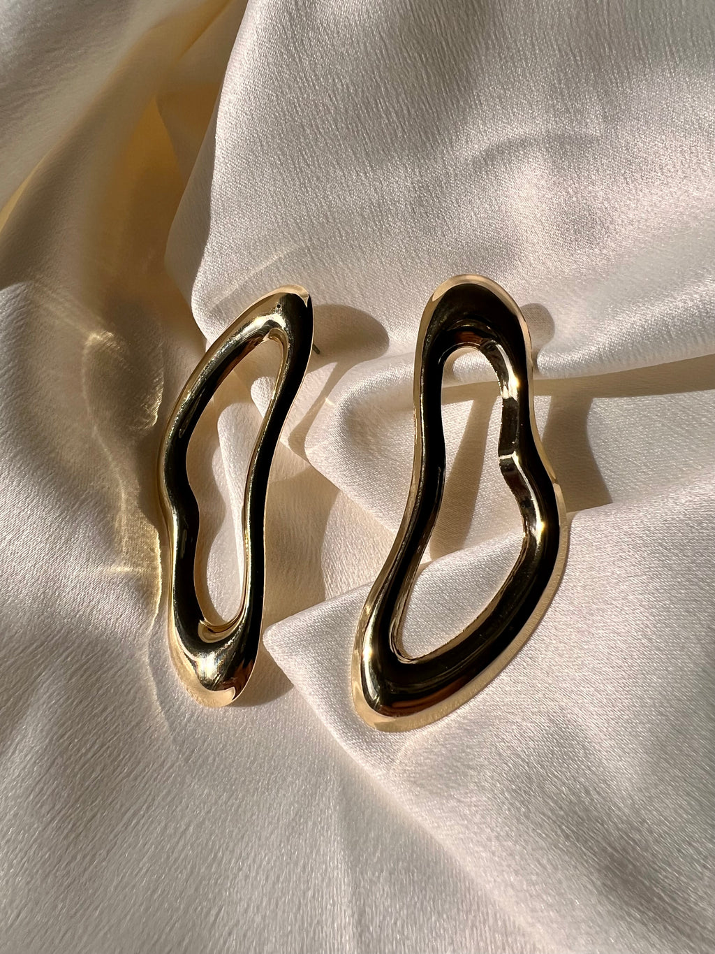 Brinco Orgânico Vazado Dourado