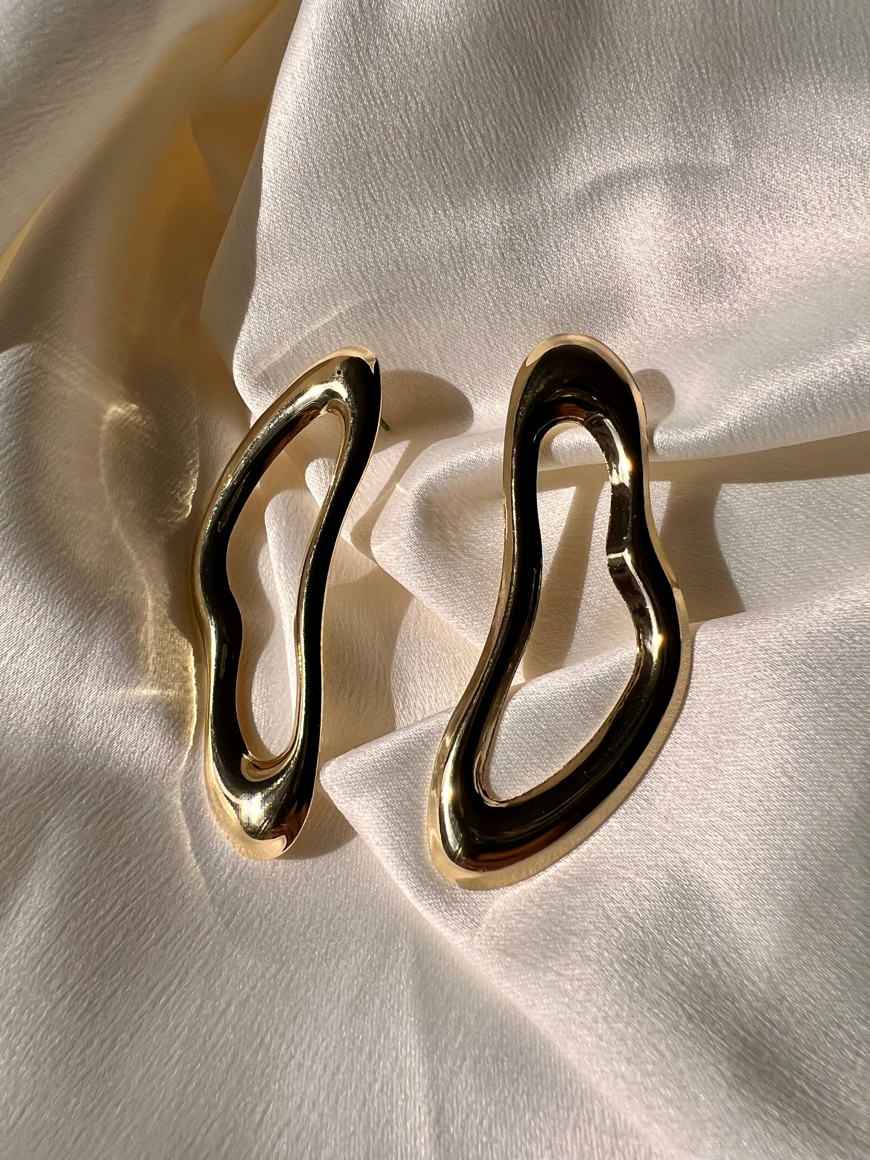 Brinco Orgânico Vazado Dourado