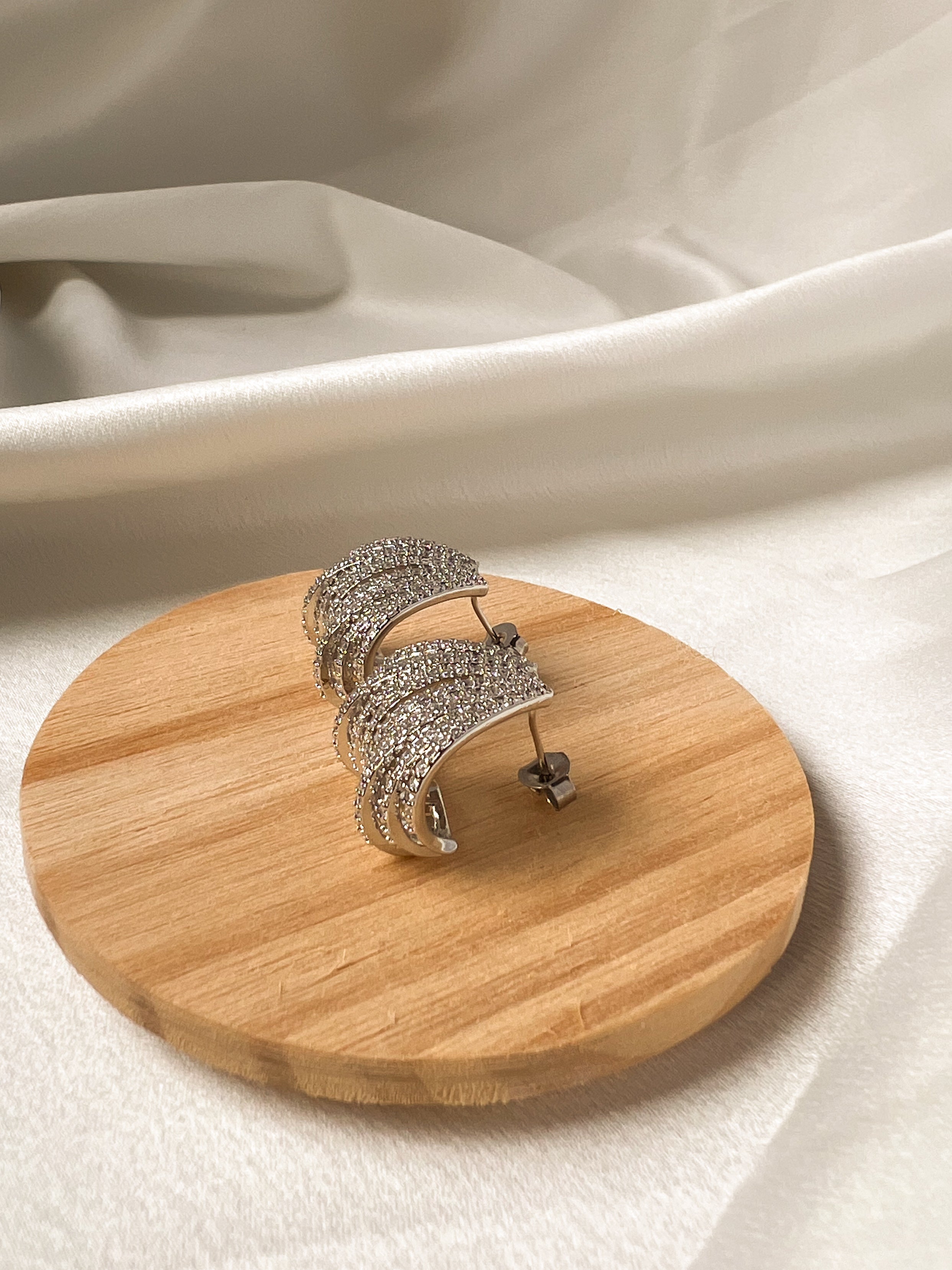 Brinco Ear Cuff Prata Cravejado com Zircônias