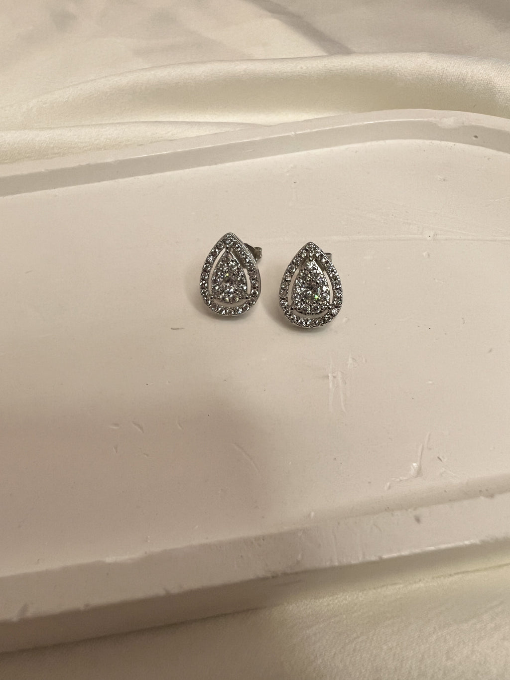 Brinco Gota Cravejado Zircônia M