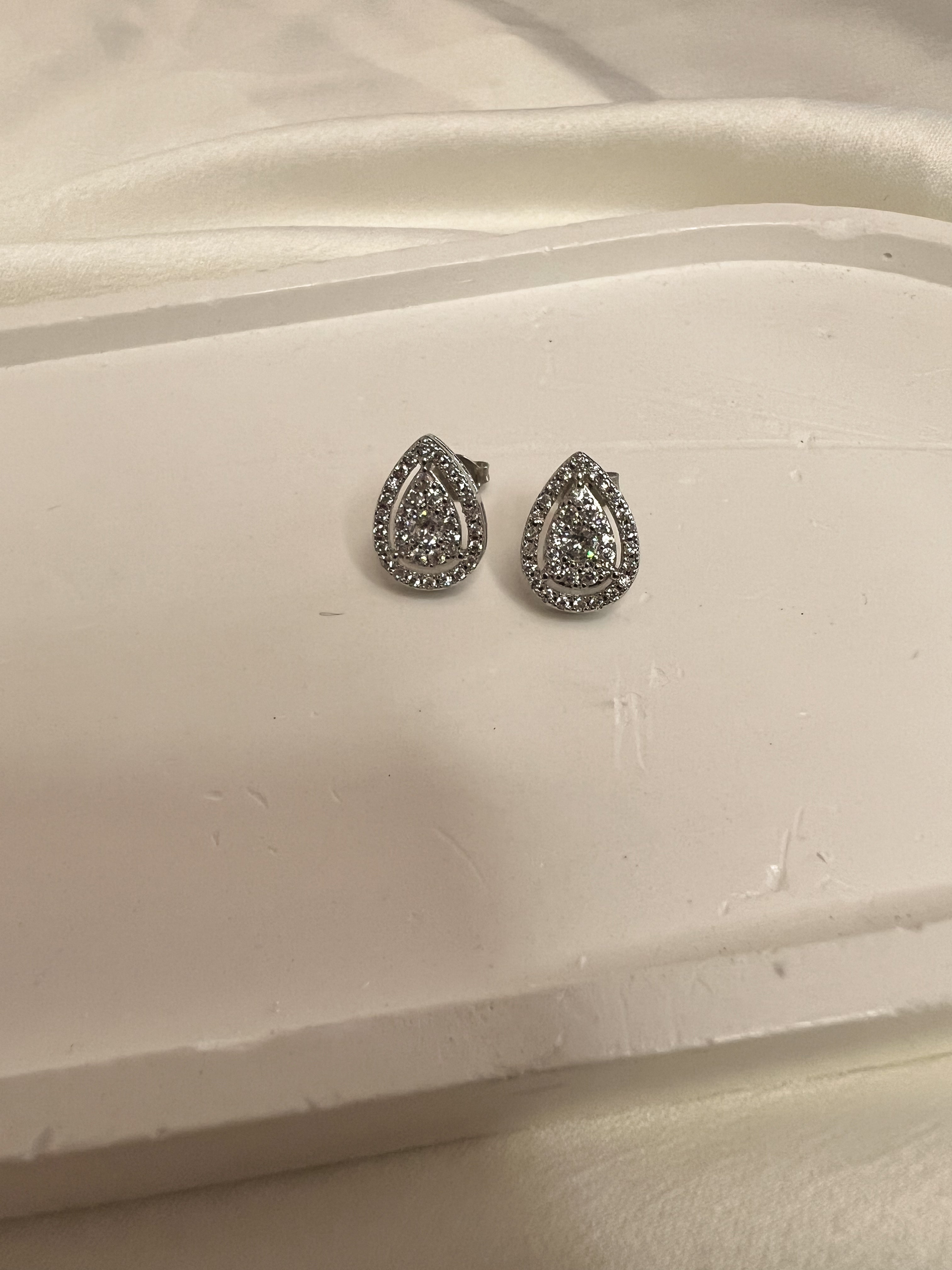 Brinco Gota Cravejado Zircônia M