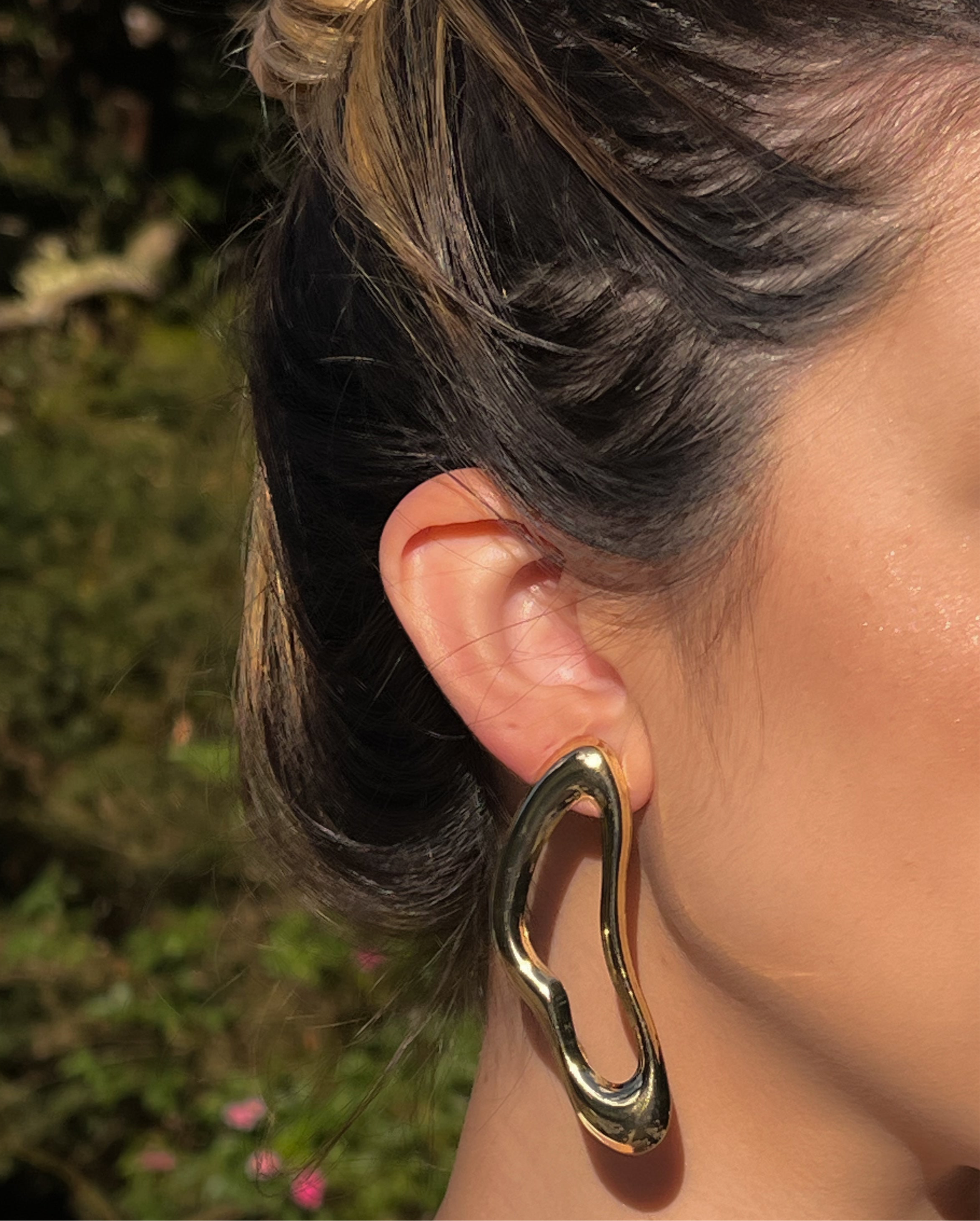 Brinco Orgânico Vazado Dourado