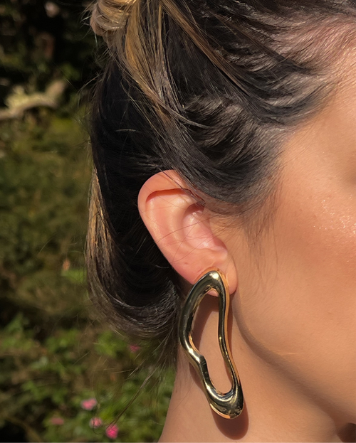Brinco Orgânico Vazado Dourado