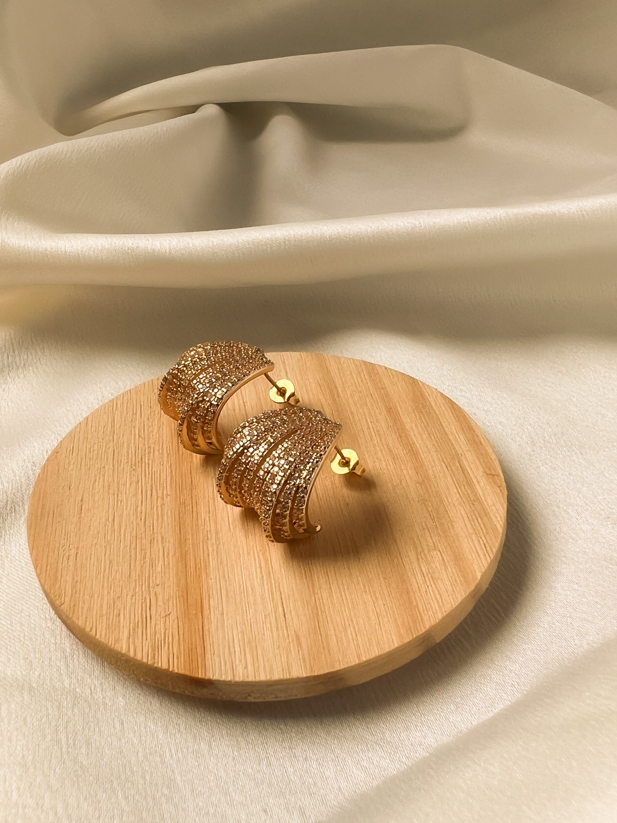 Brinco Ear Cuff Dourado Cravejado com Zircônias