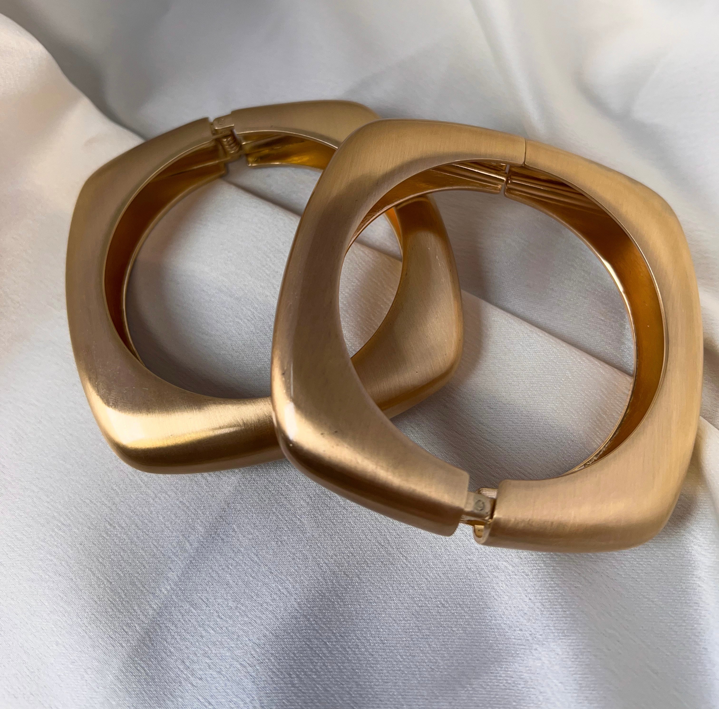 Bracelete Quadrado Dourado Fosco