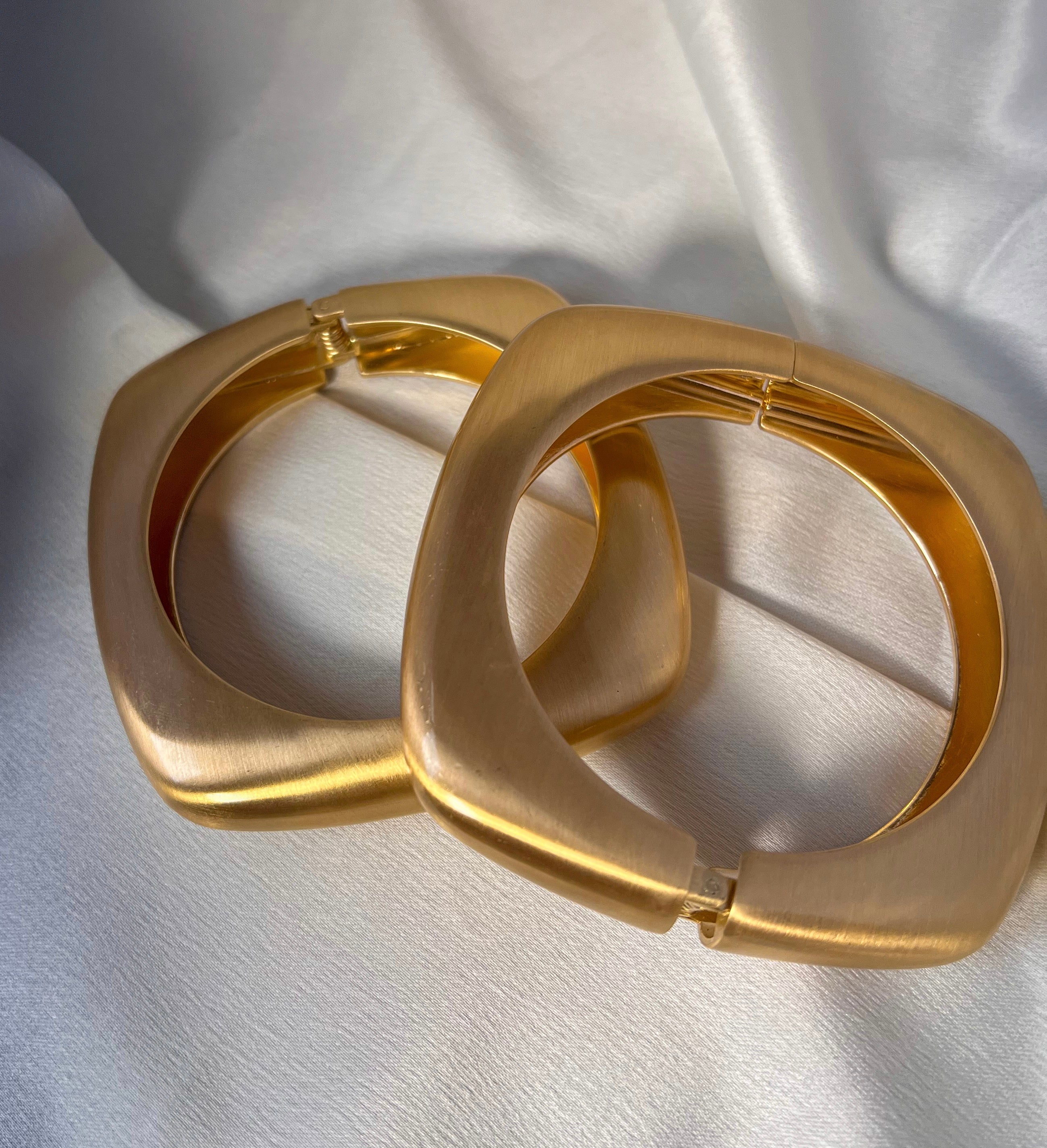 Bracelete Quadrado Dourado Fosco