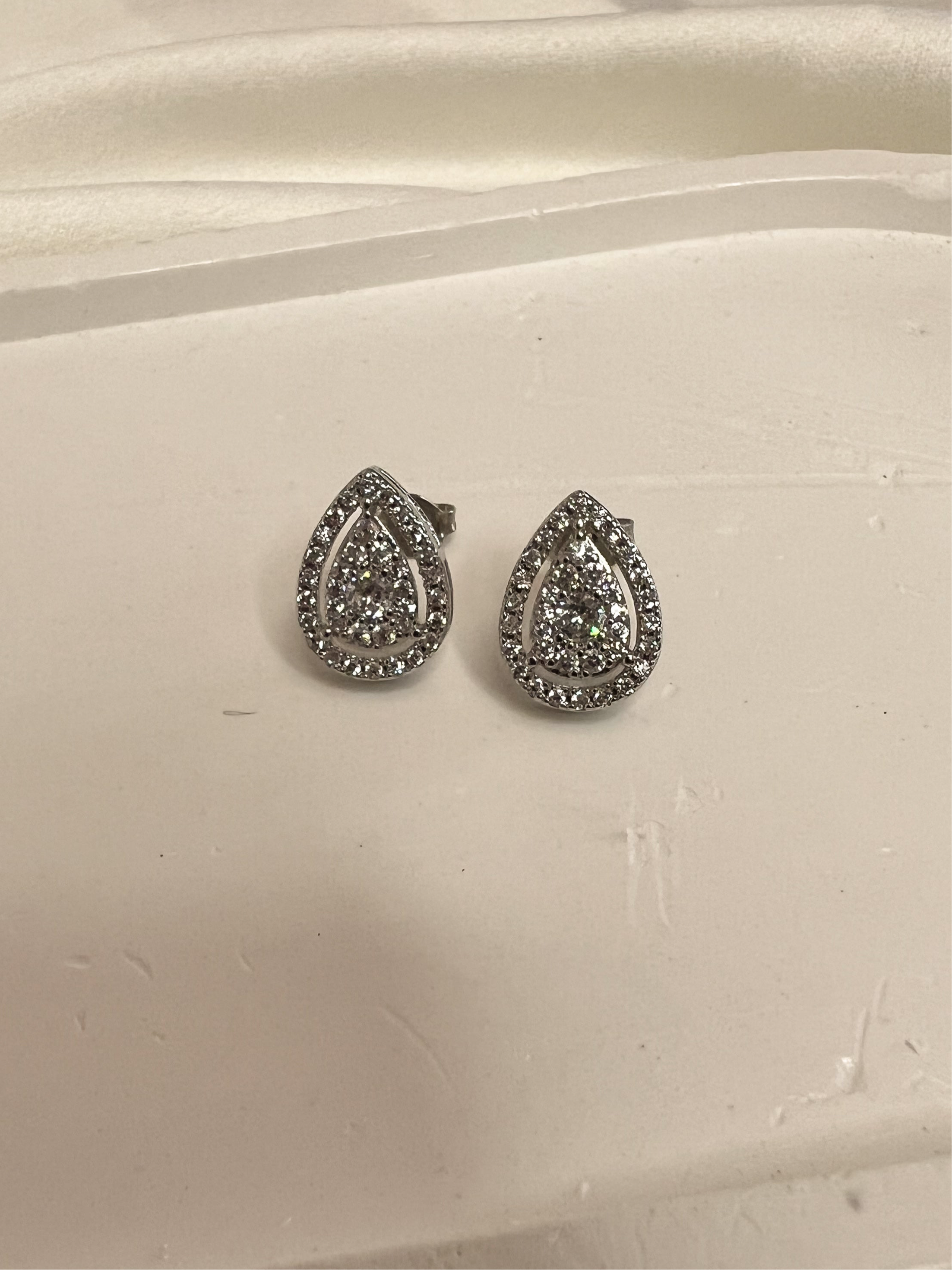 Brinco Gota Cravejado com Zircônia
