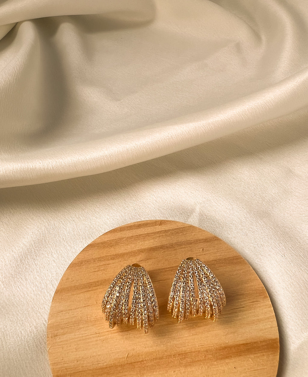 Brinco Ear Cuff Dourado Cravejado com Zircônias