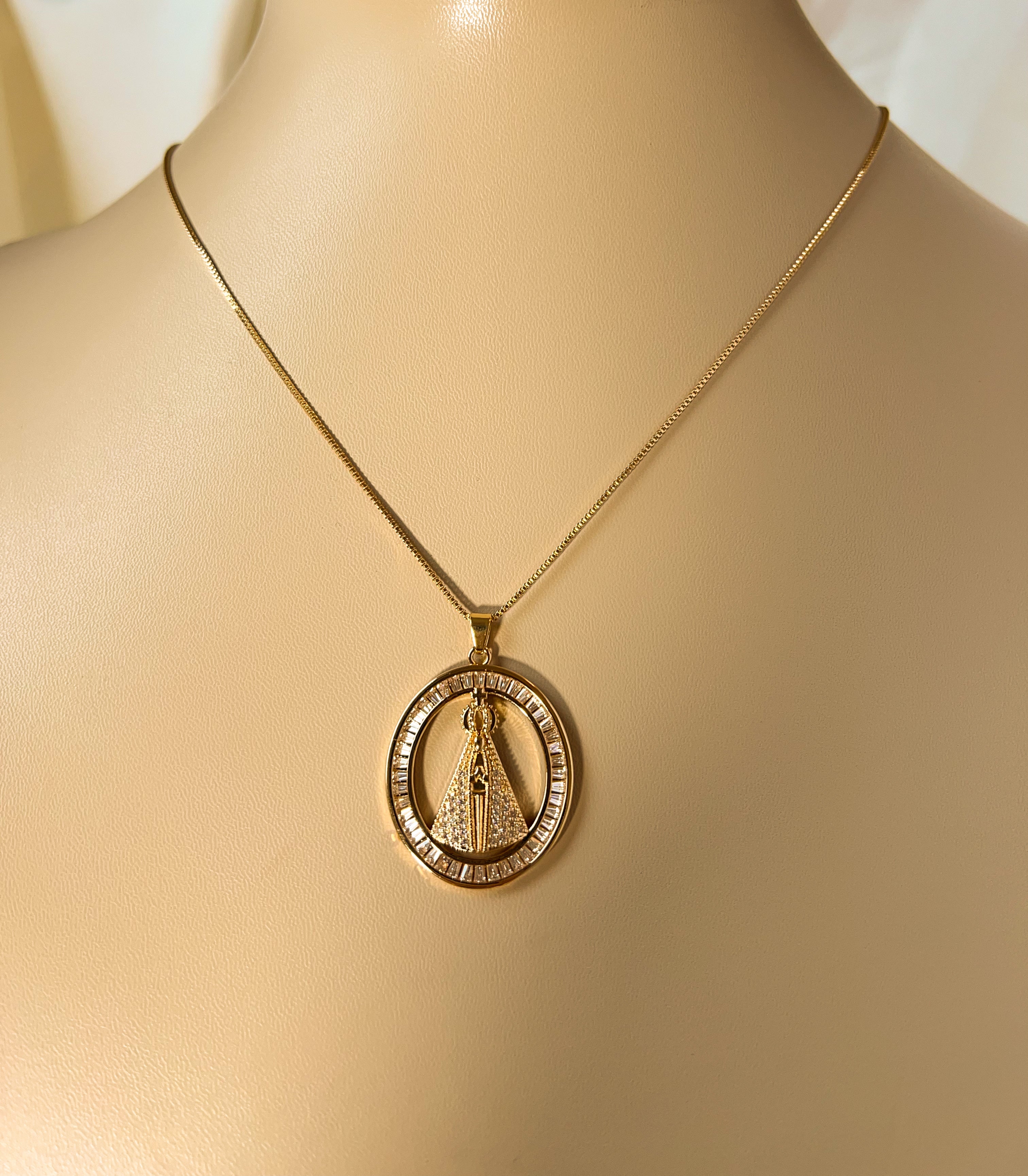 Colar Nossa Senhora Aparecida Dourado com Zircônias